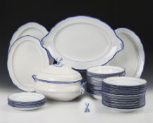 33 Teile eines Speiseservice mit blauem Rand. Meissen.