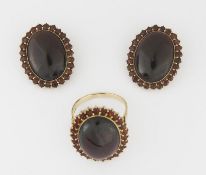 Granat-Ring, Paar Ohrclips.