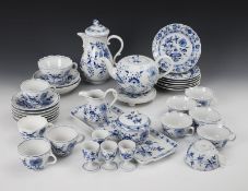 38 Teile eines Zwiebelmuster-Kaffee-und Teeservice. Meissen.