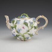 Teekännchen mit Blütenbelag. Meissen.