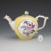 Barockes Teekännchen mit Blumenmalerei. Meissen.