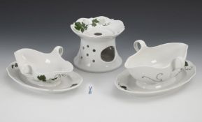 2 Saucieren und 1 Stövchen "Weinblatt mit Weintraube". Meissen.