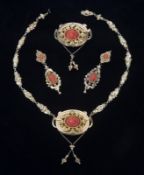 4-teilige Kamee-Schmuckgarnitur: Collier, Brosche, 1 Paar Ohrclips.