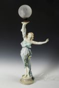Große figürliche Tischlampe. Wiener Manufaktur Friedrich Goldscheider.