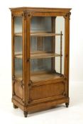 Zierliche Vitrine.