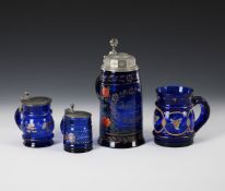 4 Kobaltglas-Bierkrüge.