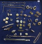 50 Teile Modeschmuck 19./ 20. JH darunter Broschen, Anhänger Uhrenketten etc. Teils mit