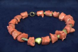 Korallenkette Länge c. 62 cm mit Zwischengliedern aus Glas. mit eingeschmolzenem Goldplättchen und