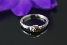 Kleiner Platin-Goldring mit kleinem Brillant ca. 0,02 ct. Pt950 und 750er Gold/ 2,6 g. Ringgröße: