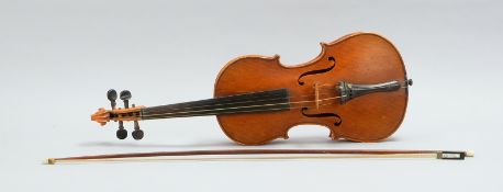 Geige (Hersteller unbekannt), mit Bogen; Länge 59,5 cm 