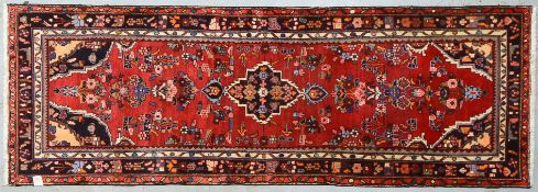Khamseh-Galerie, ringsum komplett, gleichmäßiger Flor - in gutem Zustand; Maße 302 x 105 cm