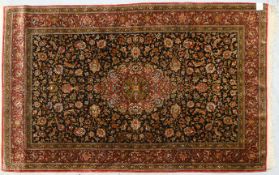 Ghom, Seide auf Seide, feine Knüpfung, ca. 650.000 Knoten/qm, Flor in gutem Zustand; Maße 213 x 132 