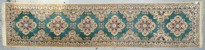 Nain-Galerie, mittelfeine bis feine Knüpfung, grüner Fond, insgesamt gleichmäßiger Flor, gereinigt; 