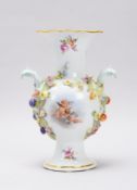 Meissen, Porzellanvase, schauseitig mit allegorischen Purto-Motiven, mit plastisch aufgesetzten Blüt