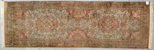 Kashmir-Galerie, Seide auf Baumwolle, feine Knoten, gleichmäßige Florerhaltung; Maße 290 x 93 cm