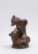 Meissen, Böttgersteinzeug-Figur, 'Spielende junge Bären', Modellnr. 'P252', Entwurf: Alexander Struc