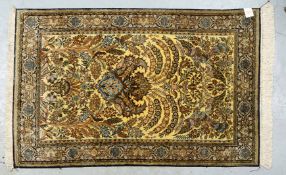 Ghom, Seide, feine Knüpfung, ringsum komplett - Flor in gutem Zustand; Maße 164 x 104 cm