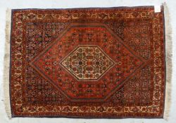 Bidjar, mittelfeine bis feine Knüpfung, Flor in gutem Zustand; Maße 130 x 92 cm