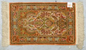 Hereke, Seide auf Seide, sehr feine Knüpfung, ca. 800.000 Knoten/qm, hellgrundig, mit bronzefarbenem