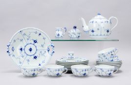 Bing & Gröndahl, Teeservice für 6 Personen, Musselmalet, bestehend aus: 1 Kanne, 1 Zuckertopf und 1 