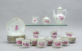 Bing & Grøndahl, Kaffeeservice, mit Blumendekor und Goldrand, komplett für 12 Personen