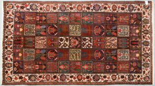 Bakhtiari (Iran), mit Feldermuster, hochflorig - in gutem Zustand; Maße 278 x 155 cm
