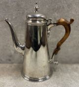 An 18th Century George II silver coffee pot. London 1735. By Charles Martin. Approx. 477 grams. Est.