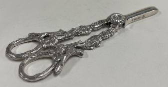 A pair of silver grape scissors decorated with foxes. London 1977. Approx. 100 grams. Est. £200 - £