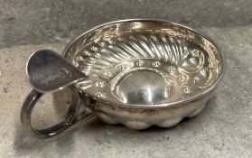 A silver wine taster bearing import marks. Marked to handle. Approx.38 grams. Est. £80 - £120.