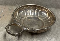 A silver wine taster. London 1976. Approx. 44 grams. Est. £100 - £200.