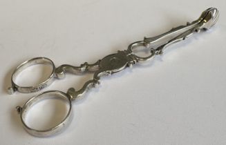 A good pair of Georgian silver sugar tongs of shaped form, marked to handles. Approx. 27 grams. Est.