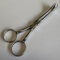 A good pair of Georgian silver sugar tongs with crested decoration. Approx. 22 grams. Est. £30 - £