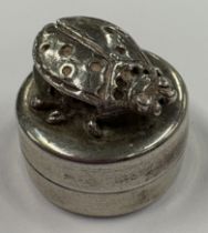 A Continental silver pill box mounted with a ladybird to cover. Approx. 14 grams. Est. £30 - £40.