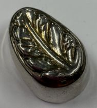 A silver paperweight in the form of a leaf. Approx. 14 grams. Est. £30 - £40.