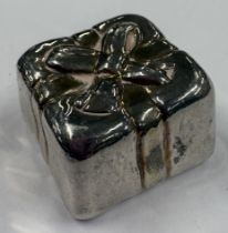 A silver model of a gift box, marked 925 to base. Approx. 18 grams. Est. £30 - £40.