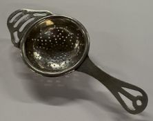 An early 20th century silver tea strainer. Birmingham. Approx. 31 grams. Est. £60 - £80.