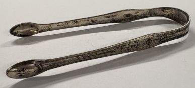 A pair of 18th Century silver sugar tongs. Approx. 31 grams. Est. £60 - £80.