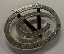 A rare 'Victoria College' silver brooch. London 1981. Approx. 21 grams. Est. £40 - £60.