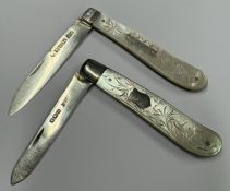 A matched pair of silver and MOP fruit knives. Approx. 30 grams. Est. £20 - £30.