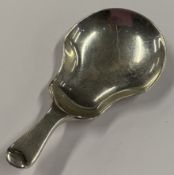 A silver caddy spoon. London 1905. Approx. 11 grams. Est. £40 - £60.