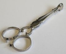 A pair of silver sugar nips. Approx. 22 grams. Est. £20 - £30.