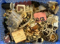 A quantity of costume jewellery.