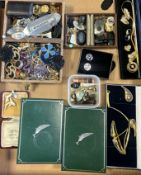A quantity of costume jewellery.