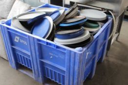 +VAT Large plastic crate containing Pizza-Hut pizza trays and separators