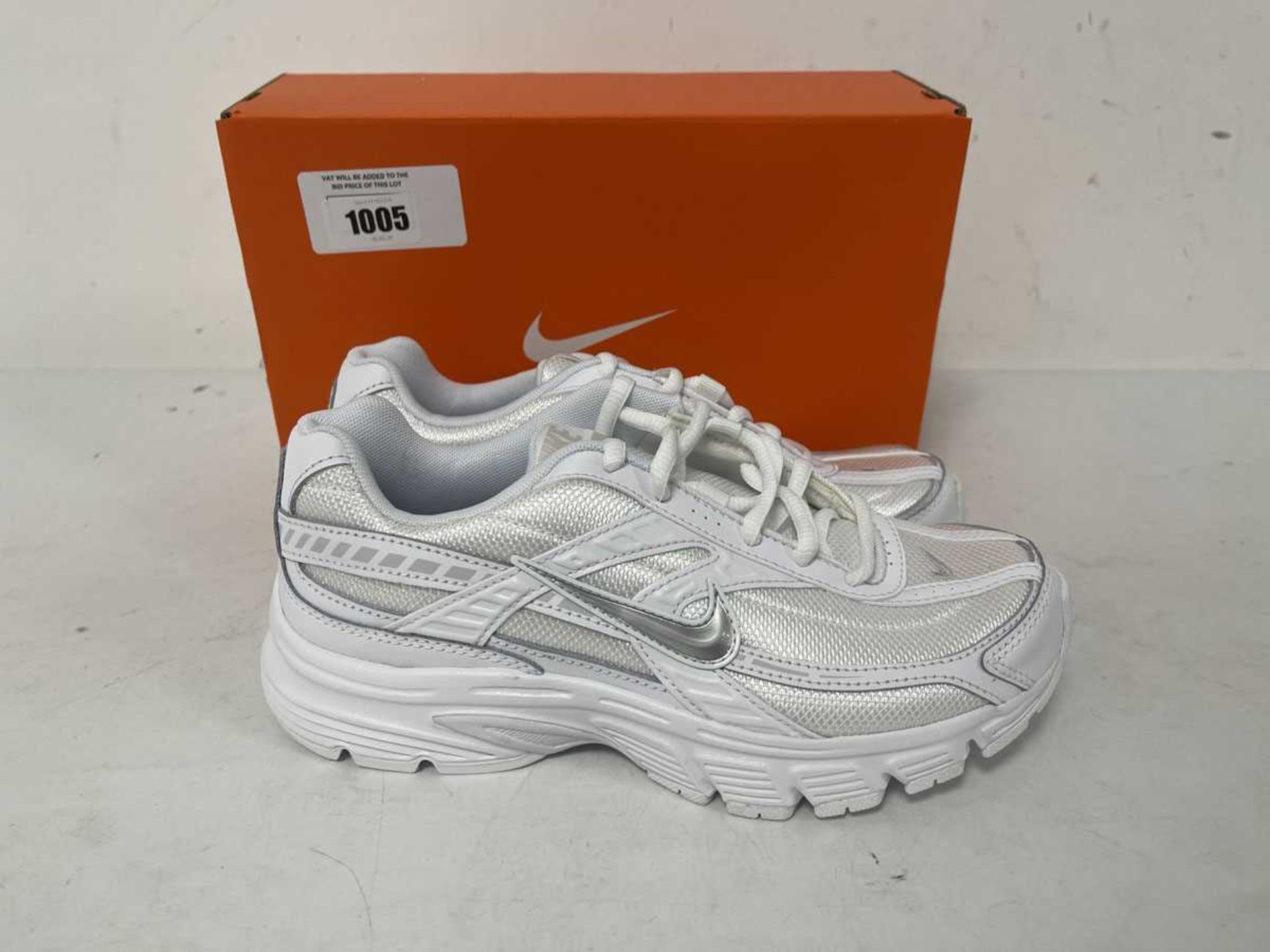 Mike Vat R +VAT Nike UK4.5 initiator trainers in white - boxed
