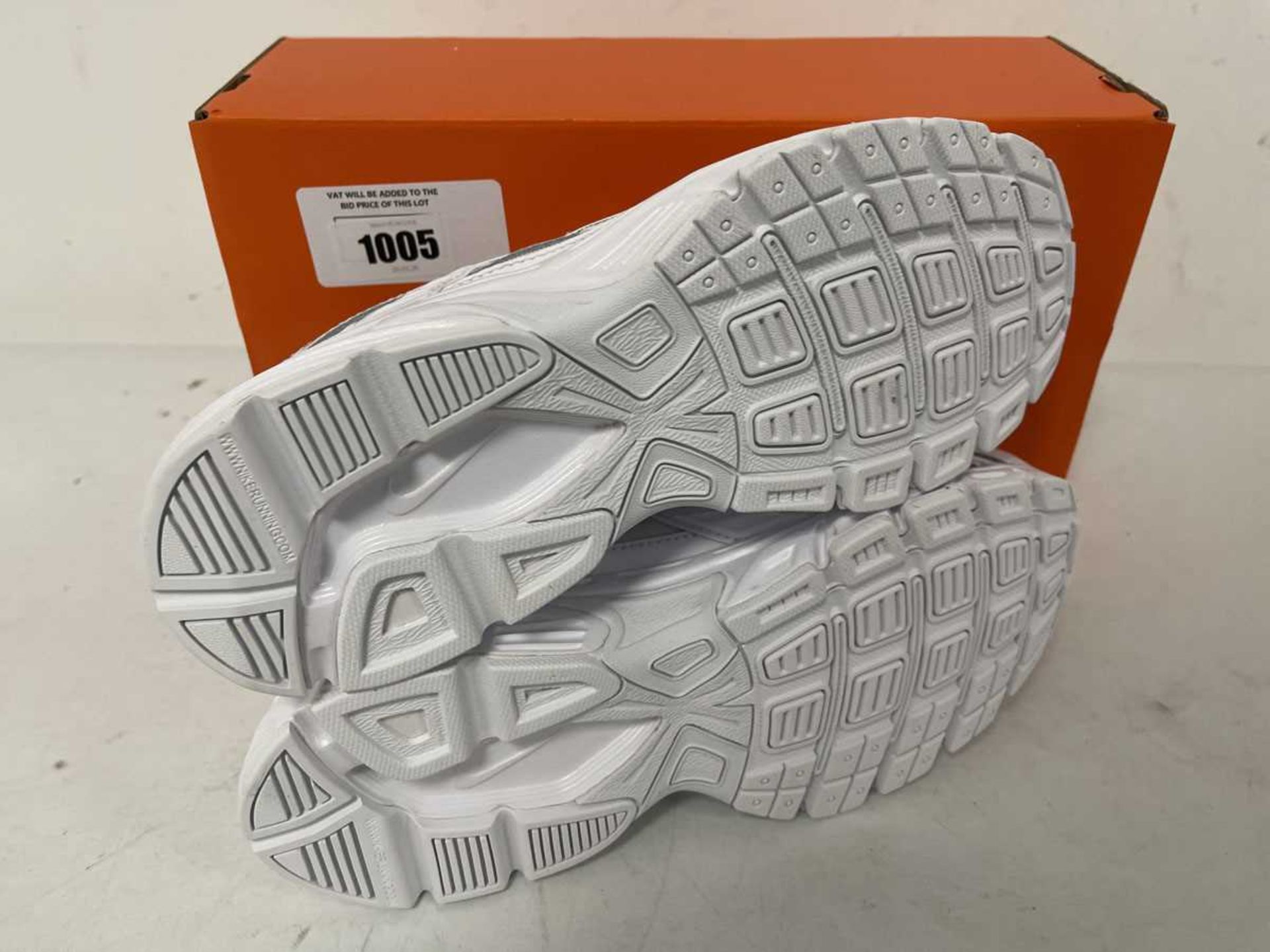 Mike Vat R +VAT Nike UK4.5 initiator trainers in white - boxed