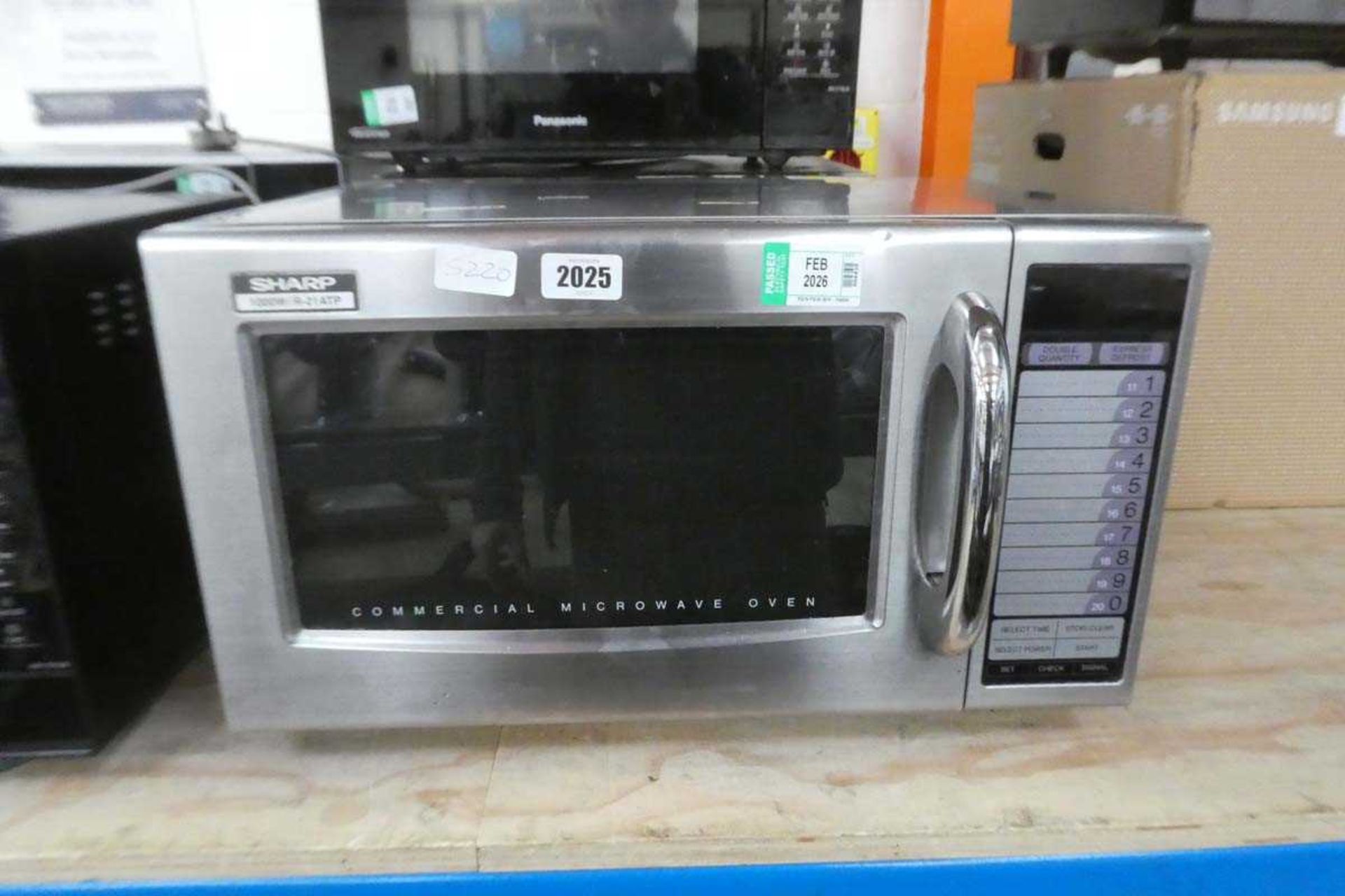 Sharp 1000W commercial microwave oven - Image 2 of 3