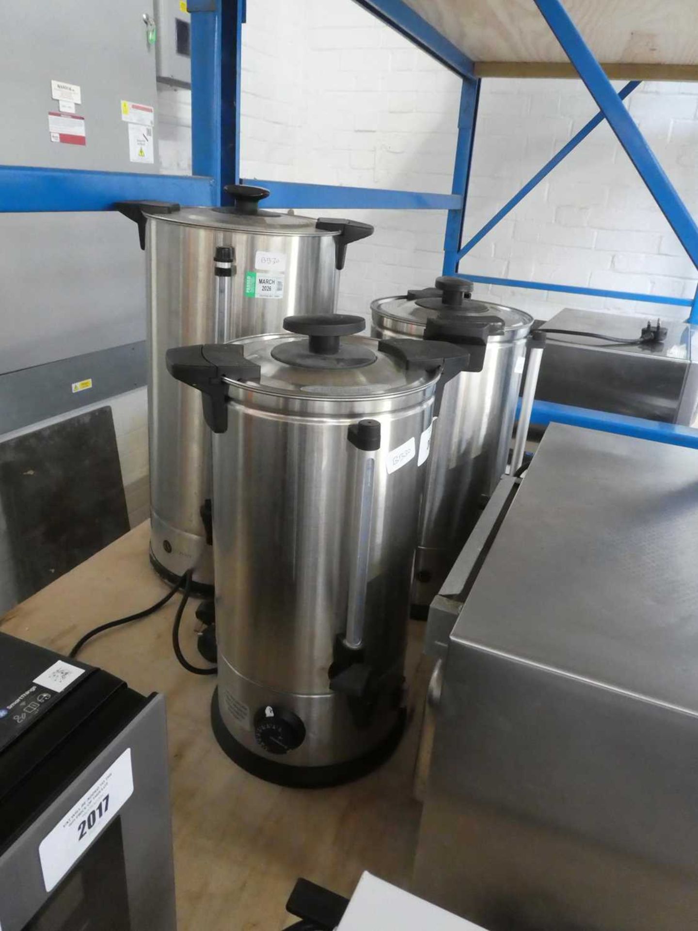 2 x 10L electric hot water urns, together with a 20L water urn