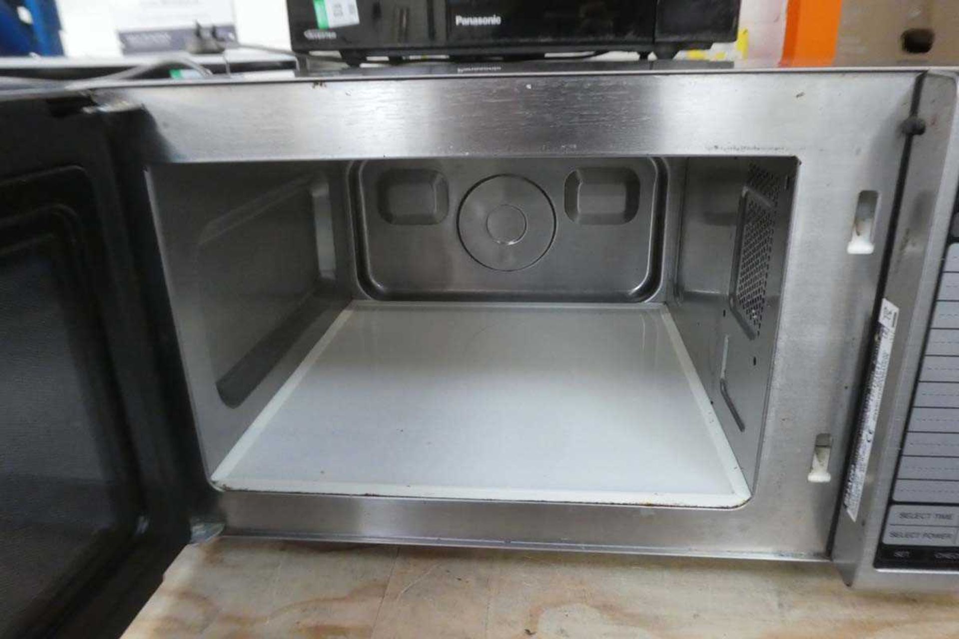 Sharp 1000W commercial microwave oven - Image 3 of 3