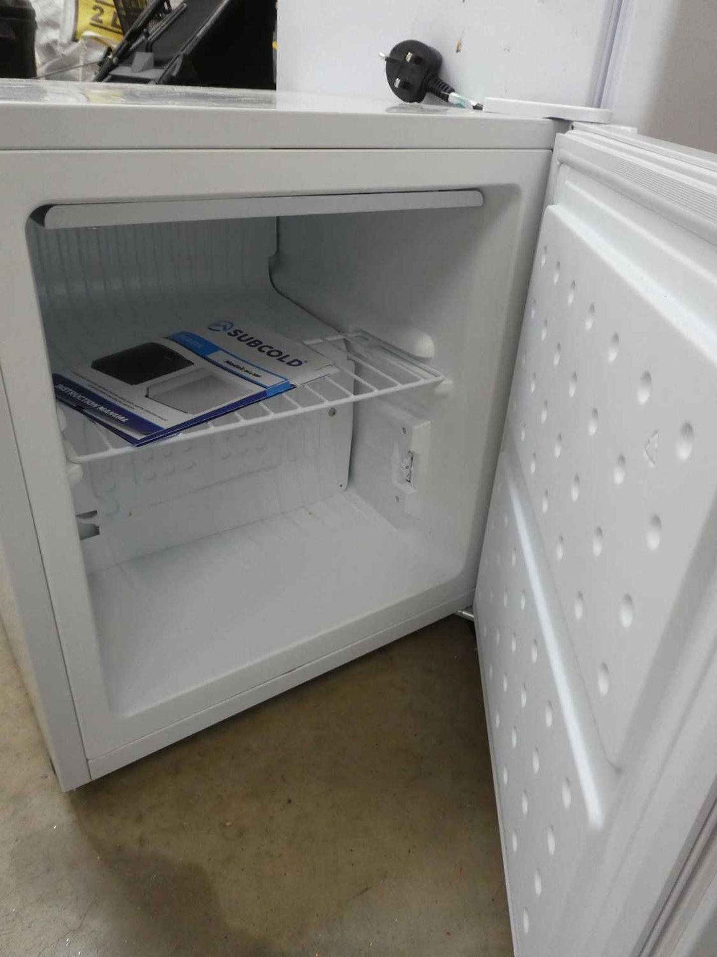 Subcold counter top fridge in white - Image 2 of 2